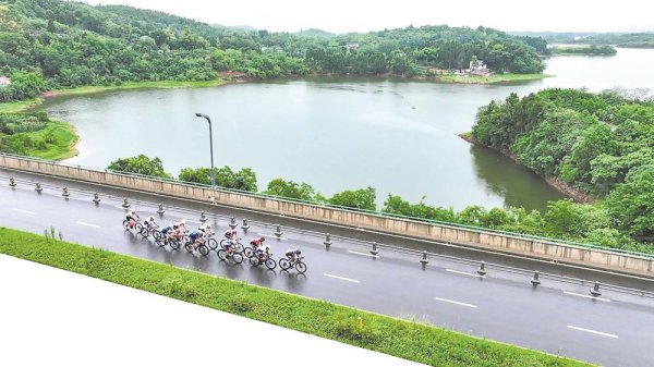 华泰优配 天府绿道自行车赛落幕  骑手雨中激战 成都车队车手夺冠